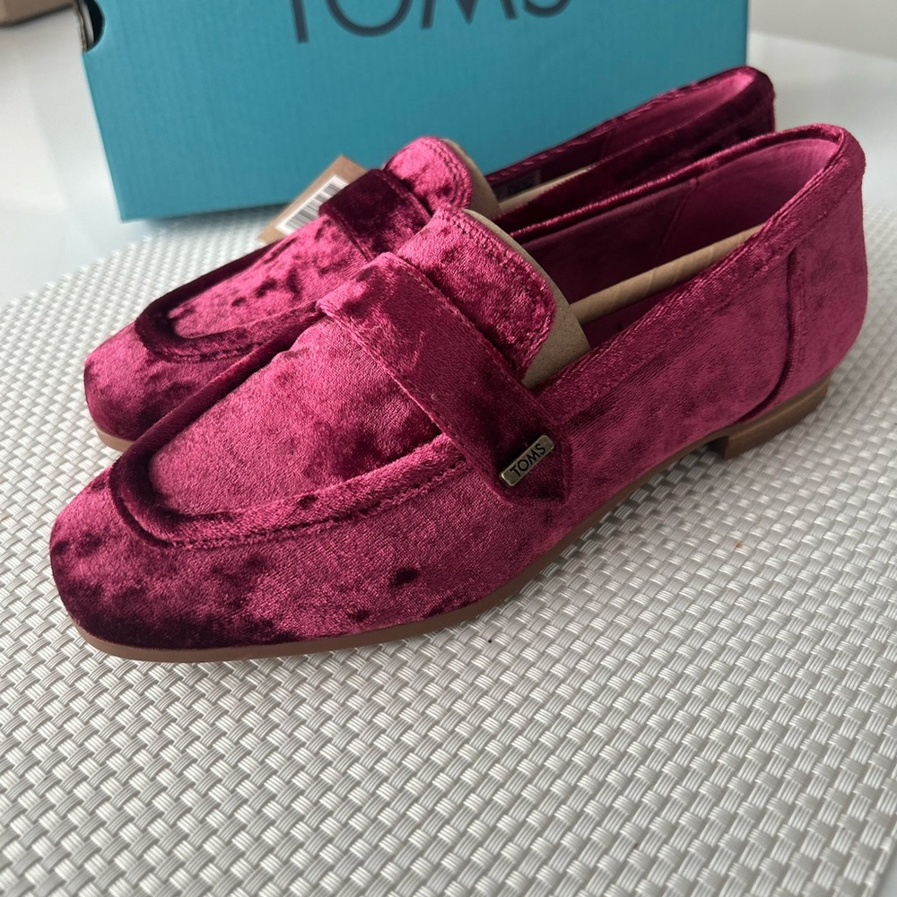 Tom’s Lynette Burgundy Crushed Velvet Loafer Size 5 New In Box